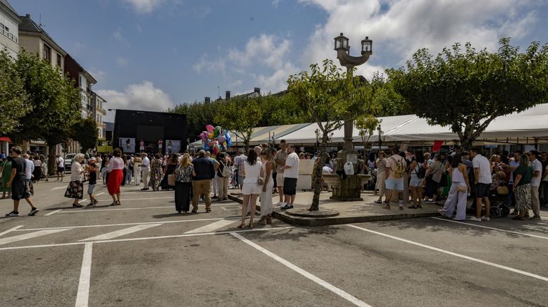 Imaxe de arquivo da Praza do Concello de Meira, onde celebraranse as actividades.