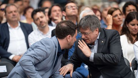 El expresidente de la Generalitat, Carles Puigdemont, conversa con el cabeza de lista de Junts, Toni Comn (d), durante el acto de campaa de JxCat para las elecciones europeas