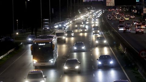 Trfico intenso a primera hora de ayer en Alfonso Molina