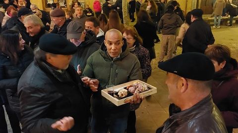 Numerosas personas acudieron a la degustaci�n celebrada en la plaza del Ayuntamiento de Elciego