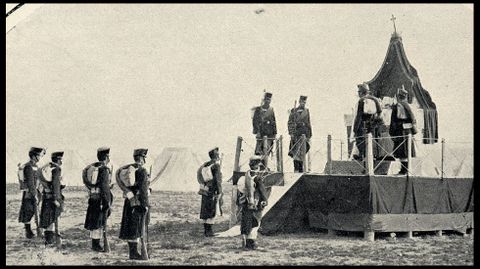 Una misa de campa�a oficiada en el campamento durante las maniobras