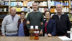 Javier Andrade est en el centro. A su izquierda est su ta Dora Rial (fundadora de la droguera en 1981) y, a la derecha, su madre Mara Rial, quien se sum en 1984