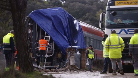 Operarios trabajan, este s�bado, en la retirada del los vagones del Iryo de las v�as en Adamuz.