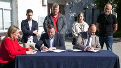 El presidente de la Diputacin (izquierda) y el alcalde durante la firma del convenio, ayer, en presencia de varios vecinos