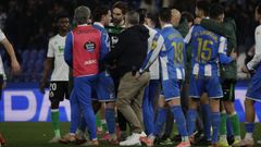 Discusi�n entre los jugadores del Deportivo y del Racing de Santander al finalizar el encuentro