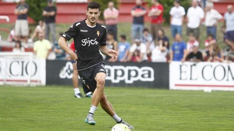 Sergio.Sergio controla un bal�n en Mareo