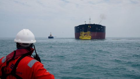 El petrolero Helga llega a la�terminale�de Irak,�tras pasar por�el estrecho de Ormuz.