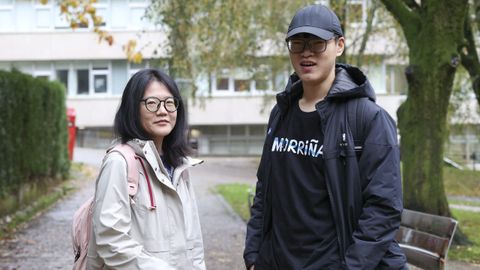 Danni Wang y Xinyi Zhang, universitarios chinos que estudian sendos m�sters en la Universidade de Santiago