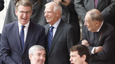 El presidente del PP, Alberto Nez Feijoo, el alto representante de la Unin para Asuntos Exteriores y Poltica de Seguridad de la UE, Josep Borrell, y uno de sus predecesores en el cargo, Javier Solana, posan tras la jura de la Constitucin