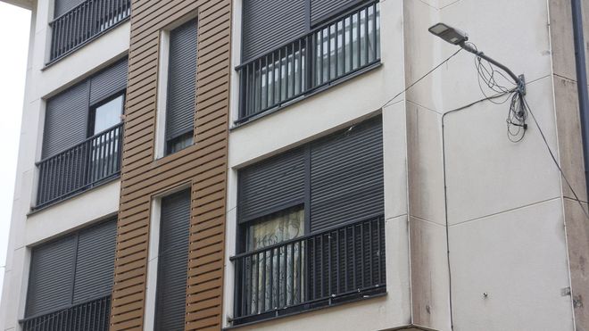 Detalle de uno de los edificios donde puede apreciarse la luz de obra