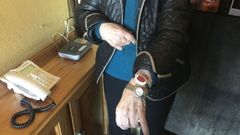 Foto de archivo de una usuaria del servicio de teleasistencia del organismo provincial