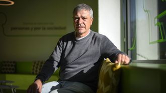 Manuel Casti�eira Fern�ndez, en la sede de la AECC de Pontevedra