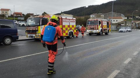 Bomberos del SPEIS de Nar�n en un vertido de combustible en Xuvia, este martes