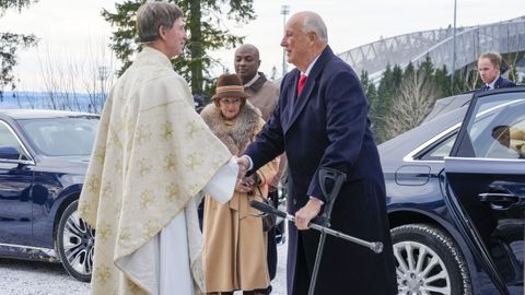 El rey de Noruega llegando a la misa de Navidad