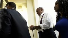 Cosby sale esposado tras ser condenado a una pena de tres a diez a�os de c�rcel por abuso sexual