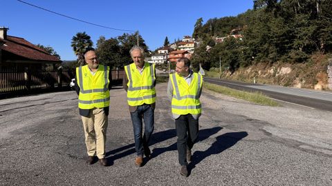 El subdelegado del Gobierno en Pontevedra, Abel Losada, con el exalcalde de Caldas, Juan Manuel Rey, y el actual regidor, Jacobo Pérez, a finales del 2024