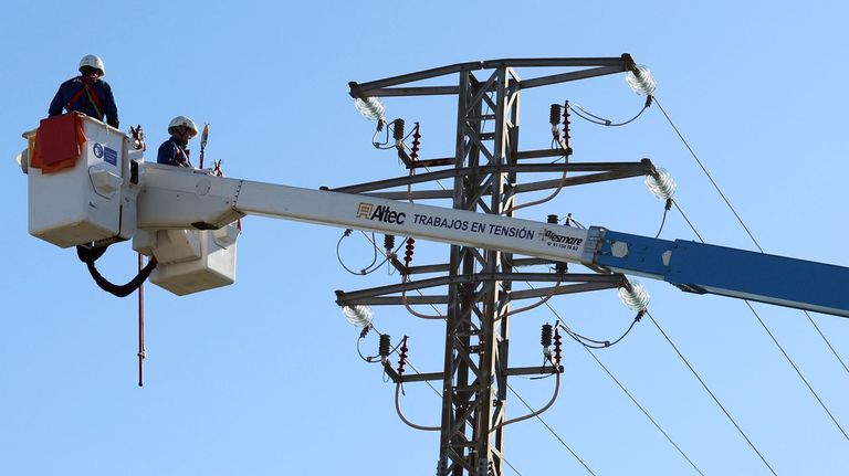 Operarios en una torre de media tensi�n en Galicia.