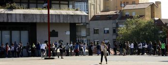 La fila de solicitantes de ayudas sociales era ayer si cabe m�s impresionante que otros d�as y no surti� efecto la ampliaci�n del horario de la oficina. 