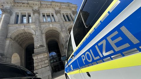 Un coche de polic�a aparcado frente al edificio del Reichstag alem�n, junto al del parlamento Jakob-Kaiser-Haus, donde los investigadores registraron la oficina del miembro del grupo parlamentario Alternativa para Alemania (AfD), Petr Bystron, en Berl�n.