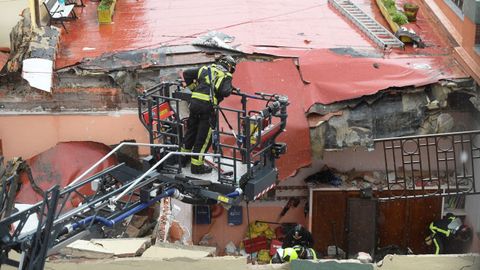 Un grupo de bomberos acceden a la azotea del colegio San Vicente Pal en Gijn