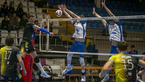 Imagen del partido entre el Rotogal Boiro y el Gupane Guia en A Cachada.