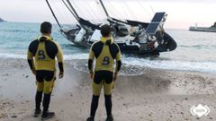 Los bomberos evacuaron a los tripulantes de un velero varado en la playa de Ribadesella