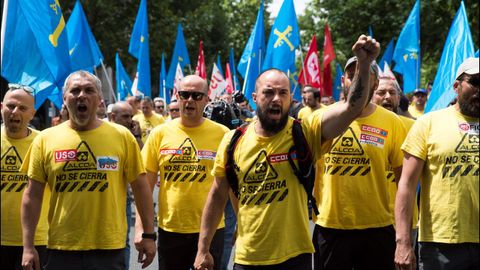 Casi medio millar de personas, entre ellas trabajadores de Alcoa, han recorrido la distancia entre el estadio Santiago Bernabu y el Ministerio de Industria, Comercio y Turismo en un manifestacin