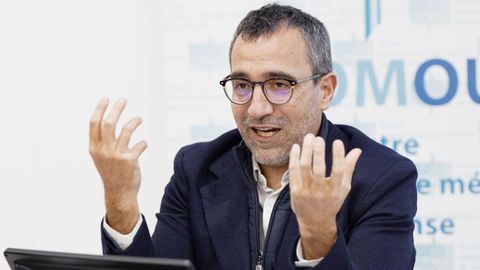 Benjam�n Herreros Ruiz-Valdepe�as en su conferencia en el Colexio M�dico de Ourense.