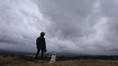 Una persona pasea con su perro por el alto de Montouto, en el Concello de Teo