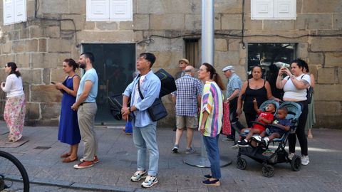 Las personas que pasan por la zona miran con asombro los trabajos de los bomberos