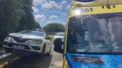 El conductor perdi� el control del coche y acab� subido al quitamiedos.