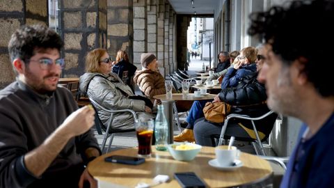 Clientes utilizando la terraza de un local situado en la avenida de la Marina