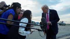 Donald Trump atiende a los periodistas en el aeropuerto de Morristown, en Nueva Jersey