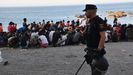 Cientos de personas migrantes reciben atenci�n sanitaria de profesionales del INGESA y voluntarios de Cruz Roja, en la playa del Trampol�n.