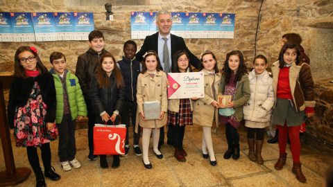Recolle unha representaci�n do colexio Berganti�os, por un conto colectivo. Segundo premio. Entrega Valent�n Garc�a, secretario xeral de Pol�tica Ling��stica