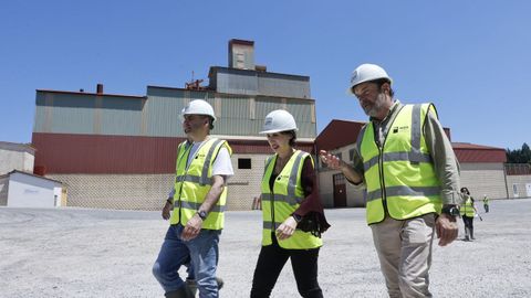 El director de la empresa Magnesitas de Rubin, Eduardo Jimnez (derecha) gui la visita