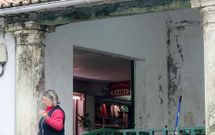 Los comerciantes se quejan del mal estado de algunas de las zonas del mercado municipal.
