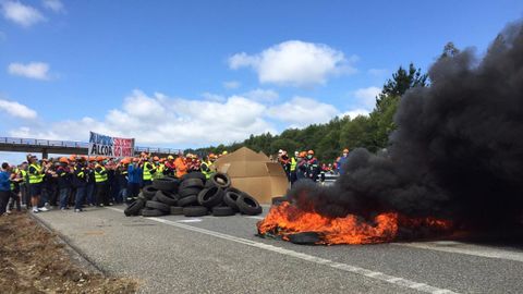 Cientos de profesionales de la f�brica participan en esta nueva batalla de la guerra por los empleos del aluminio