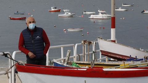 Vicente Vázquez, onte, no porto de San Cibrao, ao lado da súa casa