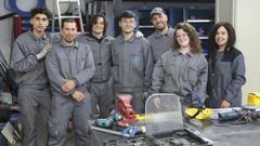 Seis de los diez estudiantes del programa Retorna Mocidade que se forman en el CIFP Ferrolterra, junto a una de sus profesoras (a la derecha)