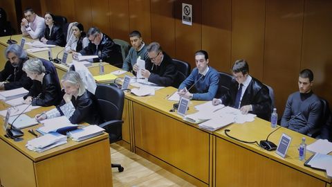 Los cinco juzgados por la agresin mortal, junto a sus abogados; delante, las acusaciones particulares y la fiscala.