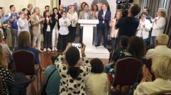 Rey Varela rodeado de los miembros de su candidatura durante su comparecencia en la noche electoral del d�a 28.