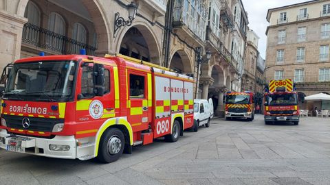 Los bomberos acudieron a la reunión convocada por el gobierno local con los camiones del servicio.