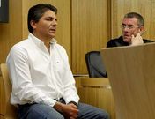 El acusado, Juan Carlos Pernas, ayer, con su abogado, Santiago Longarela.