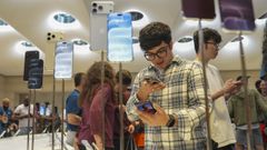 Personas asisten al lanzamiento del Iphone 18 y Pro Max este viernes en Nueva York.