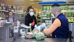 En los supermercados ya era com�n el uso de protecciones y mascarillas
