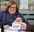 El agraciado sostiene junto a la vendedora dos cupones del 54794.