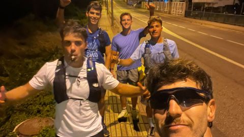 Durante el recorrido hubo tiempo para los buenos momentos entre los cinco participantes. Jacobo, el fisioterapeuta de la asociaci�n, lleg� hasta Pontevedra