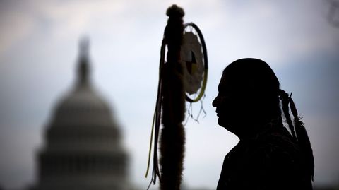 Imagen de un miembro de los Sioux de Dakota durante una protesta en abril del 2014 contra la construcci�n de uno de los oleoductos autorizados este martes  por Trump