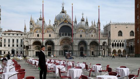 La siempre concurrida plaza de San Marcos, en Venecia, completamente vaca.